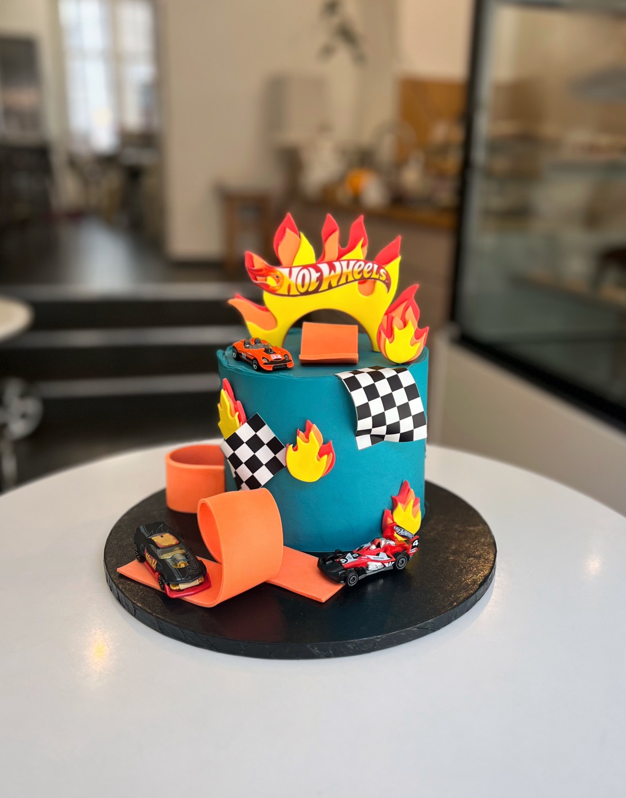 Tort z dekoracjami